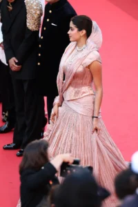 जान्हवी कपूर का कान्स 2025 डेब्यू: तरुण ताहिलियानी के कॉउचर में श्रीदेवी को शाही श्रद्धांजलि