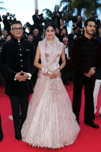 जान्हवी कपूर का कान्स 2025 डेब्यू: तरुण ताहिलियानी के कॉउचर में श्रीदेवी को शाही श्रद्धांजलि