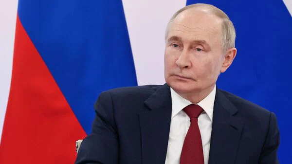 रूस पर ब्रिटेन के 100 नए प्रतिबंध: ट्रम्प-पुतिन वार्ता की विफलता और वैश्विक प्रभाव